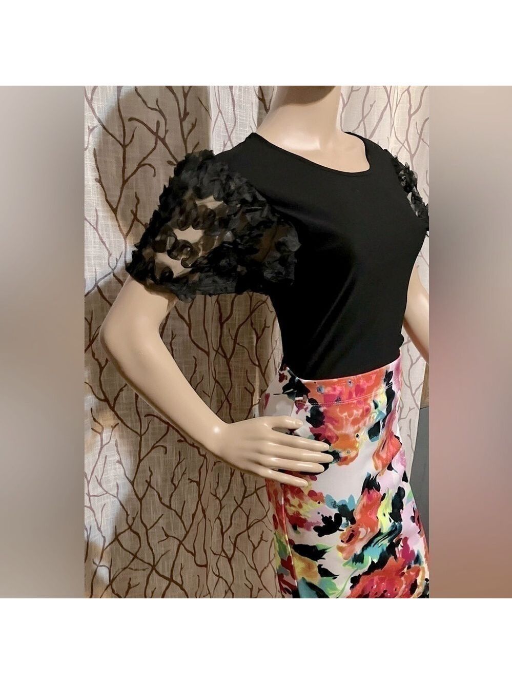 Beautiful shirt size med-elegant puffed sheer sleeves w/intricate floral detail - Picture 2 of 5